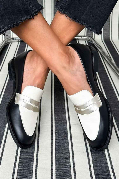 Monokromloafer - Tidlösa Monokroma Loafers för Klassisk Stil och Vardagskomfort