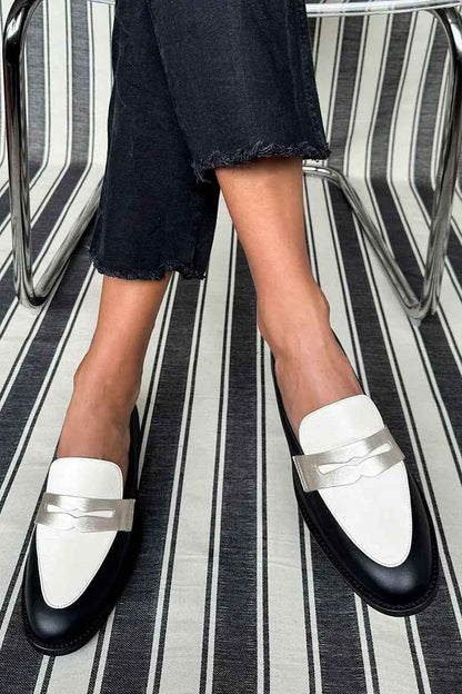 Monokromloafer - Tidlösa Monokroma Loafers för Klassisk Stil och Vardagskomfort