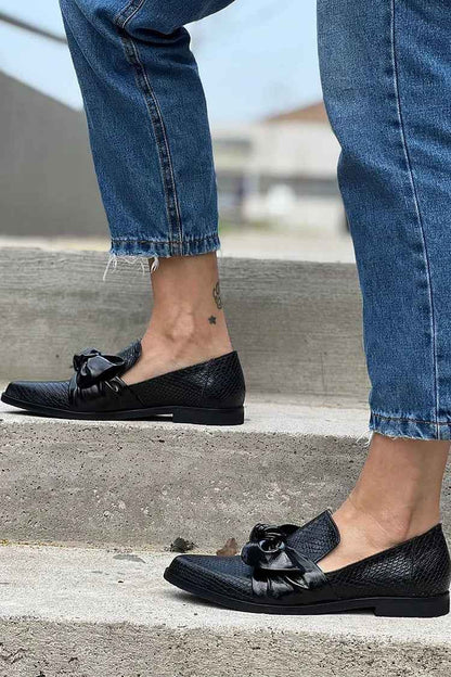 Desiree - Svarta Loafers med Glänsande Rosett