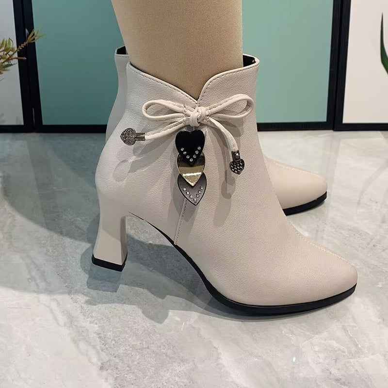 Rosette - Eleganta Spetsiga Ankle Boots med Rosettdetalj