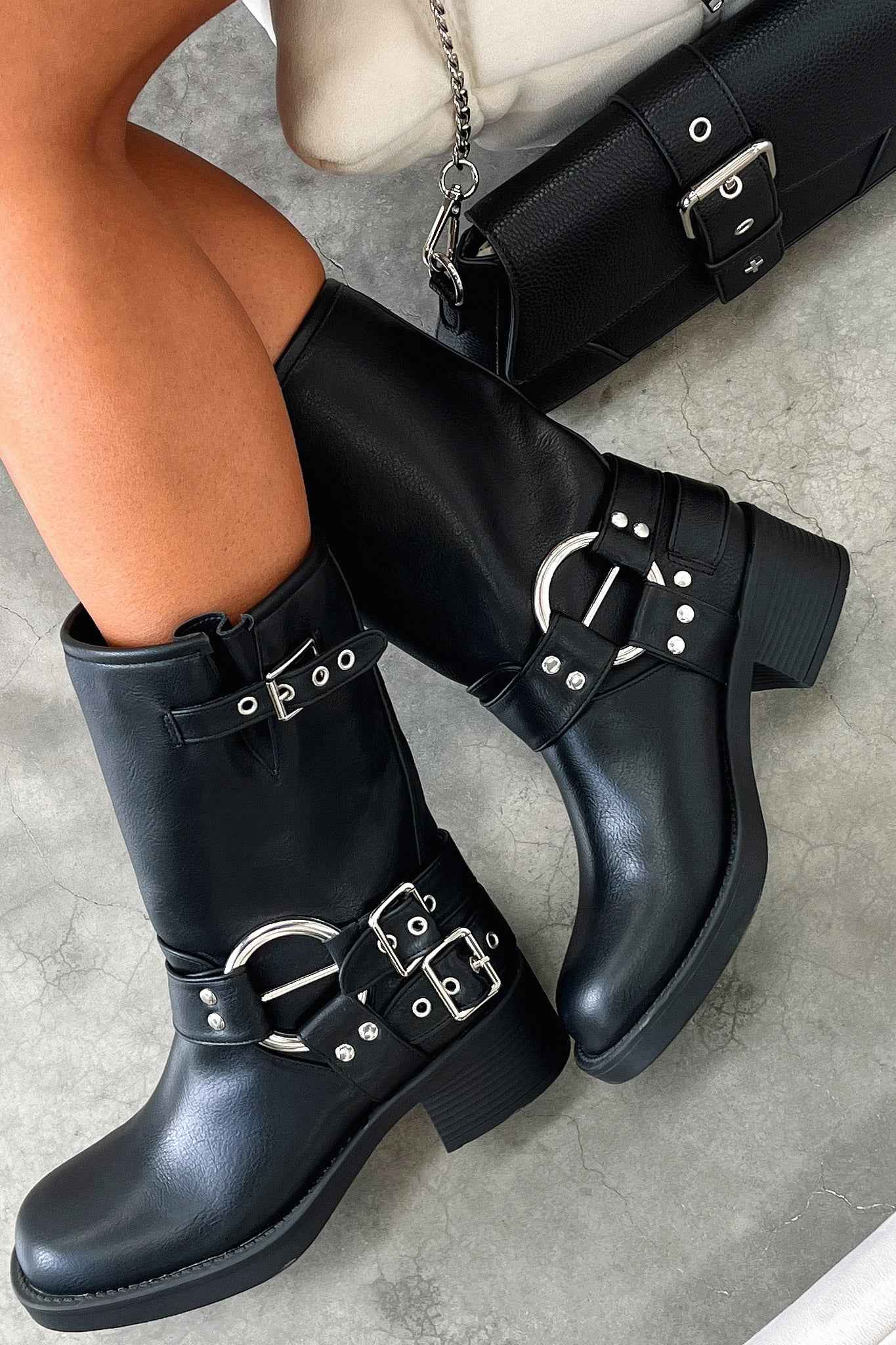 Elin - Eleganta Svarta Sneakers med Platt Sula för Dam