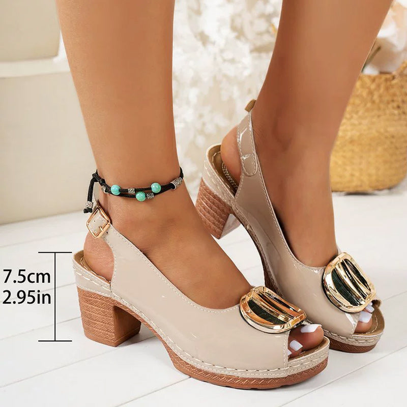 Klara - Eleganta Kitten Heels med Metallspänne