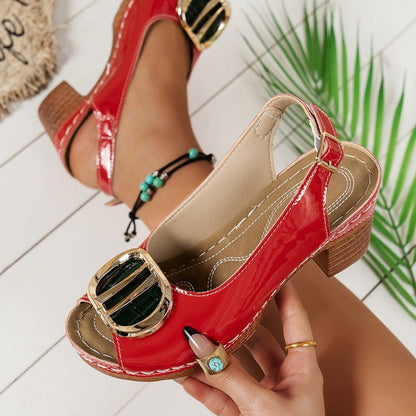 Klara - Eleganta Kitten Heels med Metallspänne