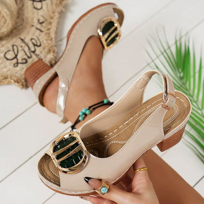 Klara - Eleganta Kitten Heels med Metallspänne